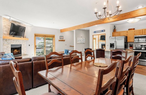 Four O'Clock House | Top Floor, Across from Lift/Hiking, Walk to Town.