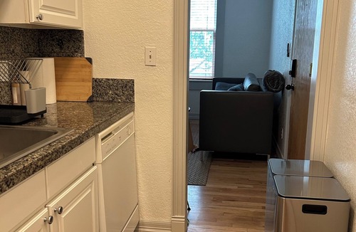 Uptown Apartment | Top floor Uptown apartment! Pet friendly in a lively neighborhood