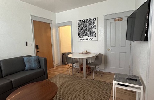 Uptown Apartment | Top floor Uptown apartment! Pet friendly in a lively neighborhood