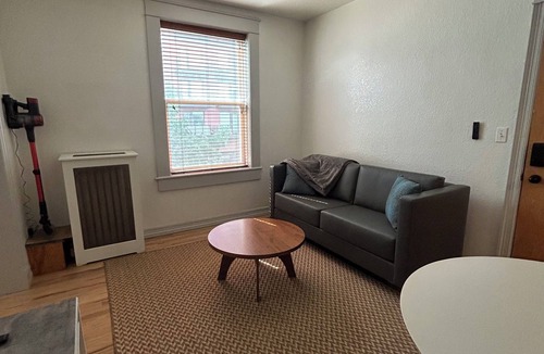 Uptown Apartment | Top floor Uptown apartment! Pet friendly in a lively neighborhood