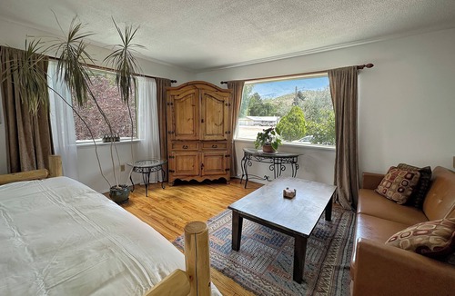 Paonia Hotel | Tranquil hotel room: 4 beds, Full kitchen, Living, Dining in the heart of Paonia