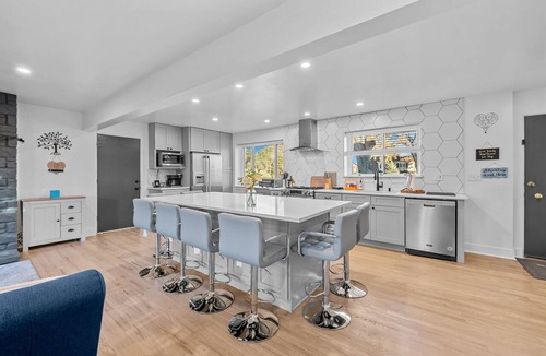 Mid-Lakewood House | Ultimate Lakewood Retreat | Air Hockey + Hot Tub | Fenced Yard
