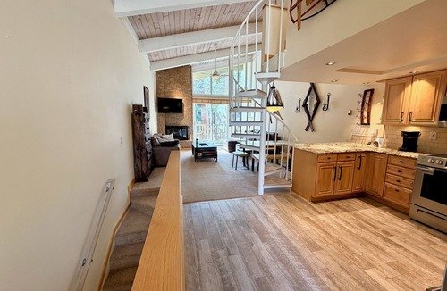 Warrior's Mark House | Updated Spacious 3BR/3BA Townhouse - Walk to Town and Lifts