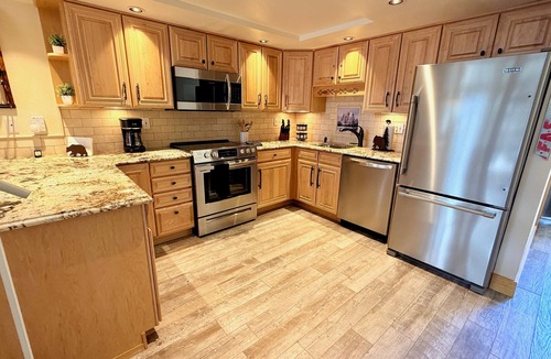 Warrior's Mark House | Updated Spacious 3BR/3BA Townhouse - Walk to Town and Lifts