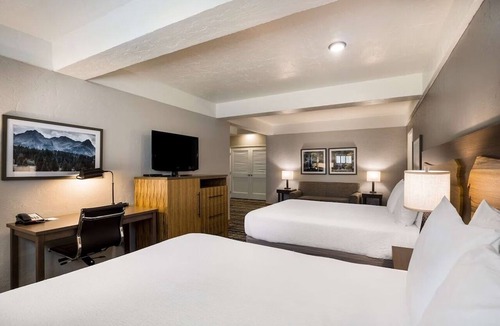Glenwood Springs Hotel | Upscale Glenwood Stay w/Hot tub, Mountain Vistas, & Comfort | Free Breakfast