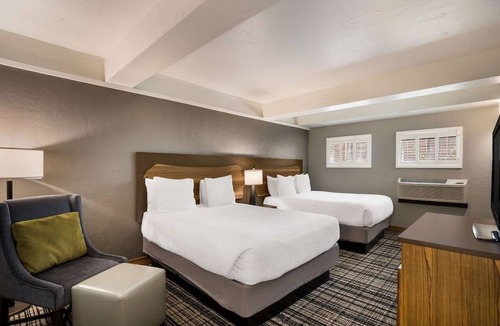 Glenwood Springs Hotel | Upscale Glenwood Stay w/Hot tub, Mountain Vistas, & Comfort | Free Breakfast
