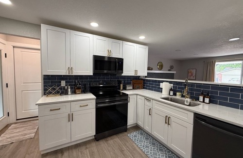 Scenic Heights House | Urban Mountain Getaway in Arvada: 4 King Beds + Hot Tub! Close to DEN, Red Rocks