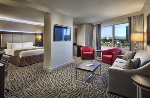 Gateway District House | Vegas Dreams! 2 Relaxing Suites, Rooftop Pool, Short Drive to The Neon Museum!