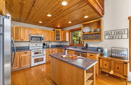 Grand View Highlands Cabin | Views! 4k SqFt! Hot tub! Gym! 4 King Suites+BunkRm
