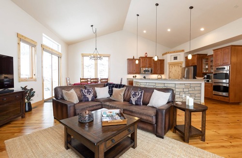 Evergreen Cabin | VIEWS! Luxury Cabin. HotTub. Near Red Rocks, Parks & Trails. Sleeps 8