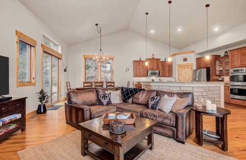 Evergreen Cabin | VIEWS! Luxury Cabin. HotTub. Near Red Rocks, Parks & Trails. Sleeps 8