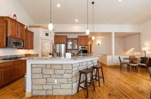 Evergreen Cabin | VIEWS! Luxury Cabin. HotTub. Near Red Rocks, Parks & Trails. Sleeps 8