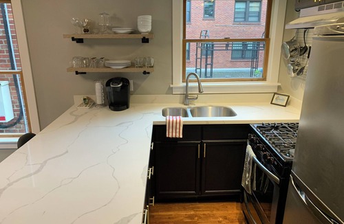 Stevens Condo | Vintage Capitol Hill Condo w/Secure Parking & Close to Light Rail