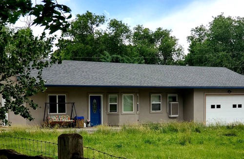 Grand Junction House | Visit Tres Chivos Farmhouse warm and cozy, Kids and pet friendly too!