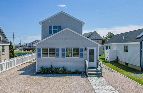 Jerusalem House | Walk to Beach! Renovated East Matunuck Home Near Dog Beach & Marina