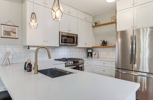 Berkeley House | Walk to Eats! Tennyson Haven w/Pet-Friendly Yard