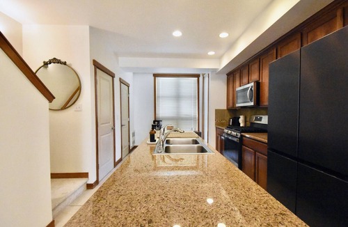Lower Queen Anne House | Walk to Space Needle & Climate Pledge 3bd, 3.5bath, 2 patios, 2 EV Parking, AC