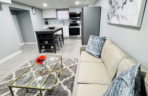 Jewell Heights - Hoffman Heights House | Walk to Starbucks, Anschutz, Dining; 5 King Bedrooms/5 Full Bathrooms