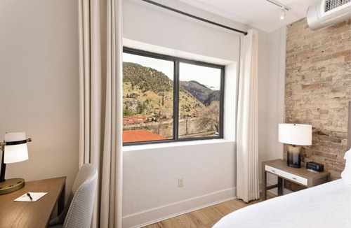 Glenwood Springs Hotel | Walkable Downtown Stay Close to Dining, Arts and Nightlife