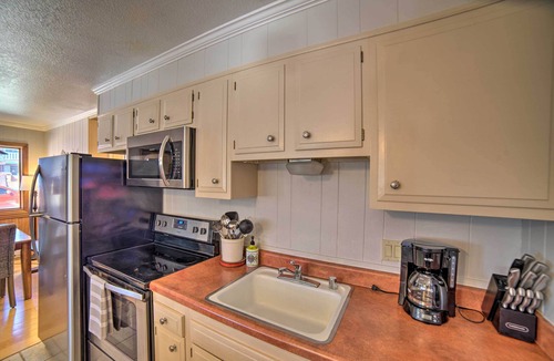 Red River Apartment | Walkable Location! Mtn-view Condo in Red River