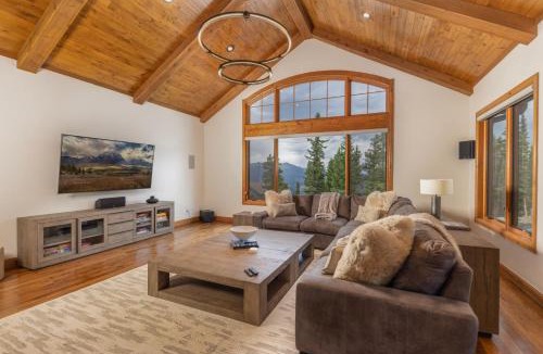 Woodmoor House | Warm and luxurious, spectacular views, all en-suites, hot tub, shuffle board, arcade machine!