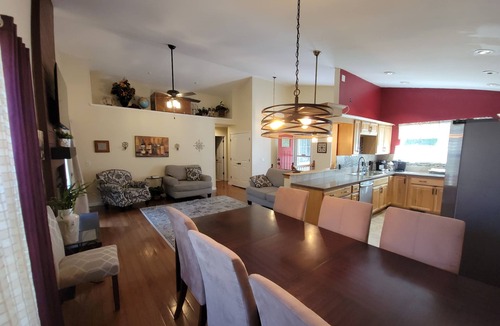 West Westminster House | Westy Escape 2 Living Rooms, 2 Primary Bedrooms, Bar, BBQ, FirePit, Patio