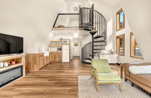 Rogers House | White Oak Haven-Cozy Forest A-frame near Bentonville