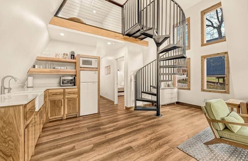 Rogers House | White Oak Haven-Cozy Forest A-frame near Bentonville