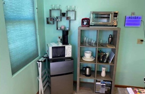 Rifle Apartment | Wild West Rockies! PET FRIENDLY! 2 Fenced-in yards! JACUZZI HOT TUB!