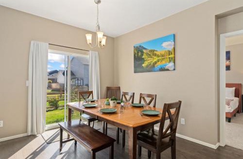 Windsor House | Windshire Retreat with Pool, Garage and Pet-Friendly