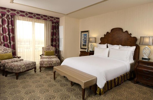 Aurora Hotel | Woolley's Classic Suites