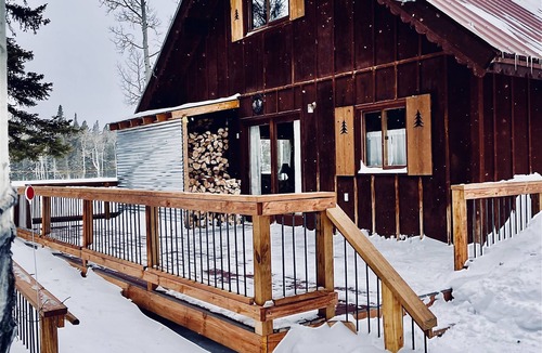 Cimarron Cabin | Year around peaceful adventure hideaway