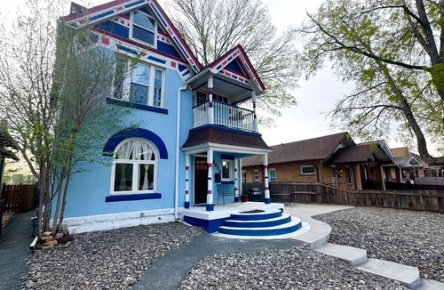 Jefferson Park House | Yellow Cozy 1-bedroom house in Denver