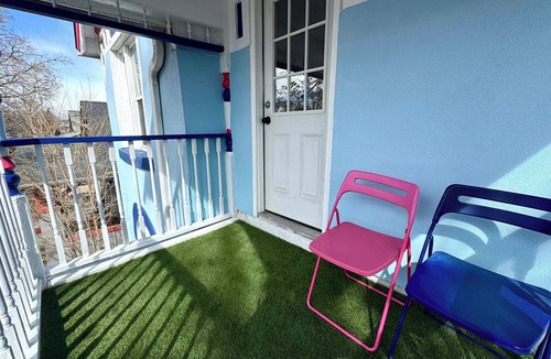 Jefferson Park House | Yellow Cozy 1-bedroom house in Denver