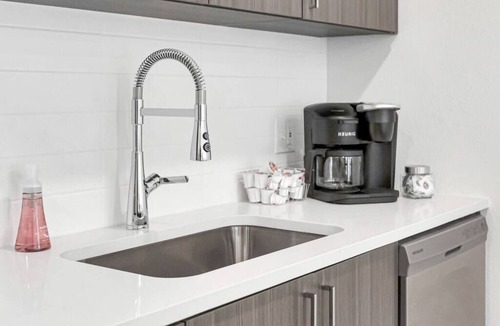 Jewell Heights - Hoffman Heights Apartment | Yoga/Fitness/HotTub- Luxury Apartment Steps From Hospital