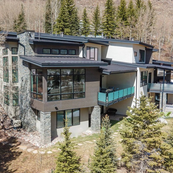 New Vail Chalet. 5 BR, 5 Bath. Spectacular views Easy access to free shuttle bus