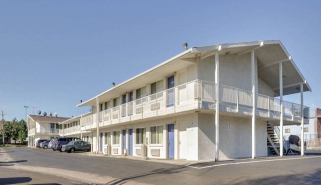1 Full Bed | Mobility Access RI Shwr| NS