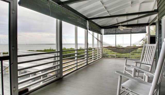 1111 Middle Street by AvantStay | Charming Historic Cottage + Beach Access in Sullivans Island