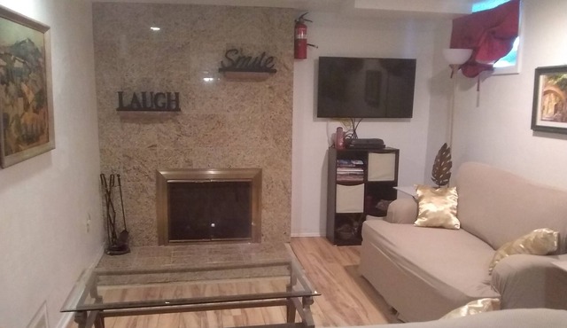 15 minutes to D.I.A or Downtown ($16.00 UBER to Downtown) shopping
