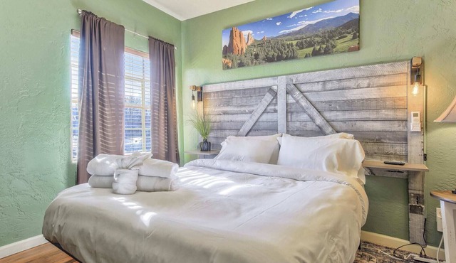1BD Suite Close to Red Rocks Dogs Welcome!