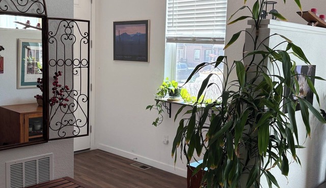 2-bedroom house in fantastic Brighton with cool AC and gym access