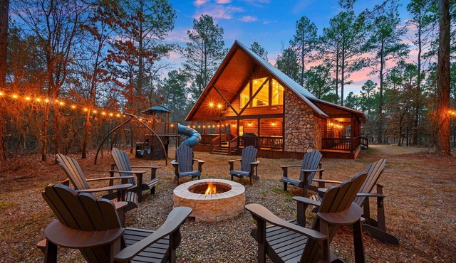 2 BR Cabin W/Loft, Playset, Firepit, Hottub, Billards Table, Arcade in Broken Bow