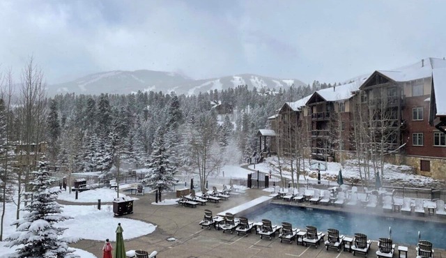 2-BR in Breckenridge, Ski in/ski out, hot tub, w/balcony & kitchen, free parking