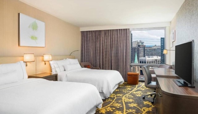 2 Downtown Suites under a mile from Rock & Roll HoF & Stadiums in Cleveland