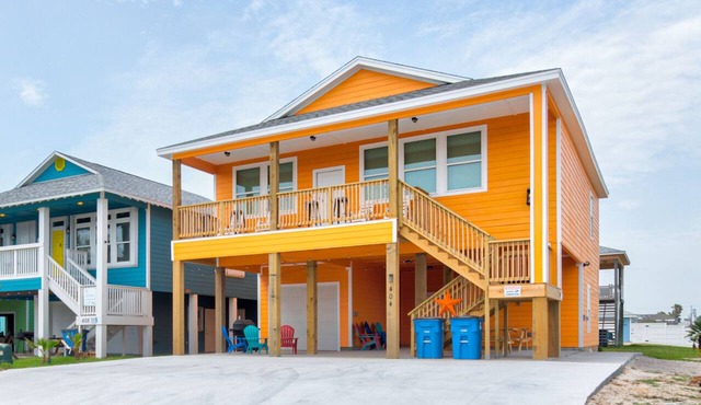 2 Homes- Perfect location for large families or groups. Pool, Walk to BEACH in Port Aransas