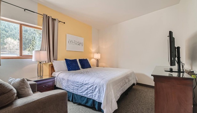 2 King Suite w/Private Bedroom in Boutique Mtn Motel