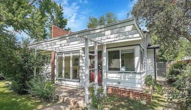 2 WFH Desks, Modern Kitchen, Fenced Yard, Dogs OK
