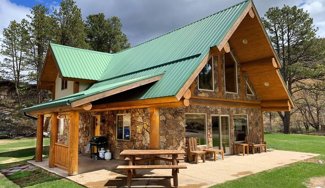 3 Bdrm Log Cabin Nestled in Beautiful Meadow on Spring Creek: in Hill City