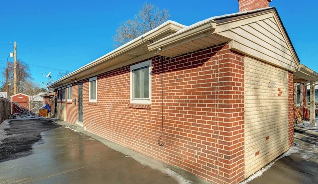 3-bed/1 bath basement apartment in Aurora, CO w/AC~close to Hospitals