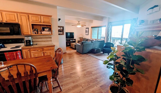 3-bed 2.5 bath condo, 1 block off Main Early check-in! 10-40 mins to 7 ski mtns